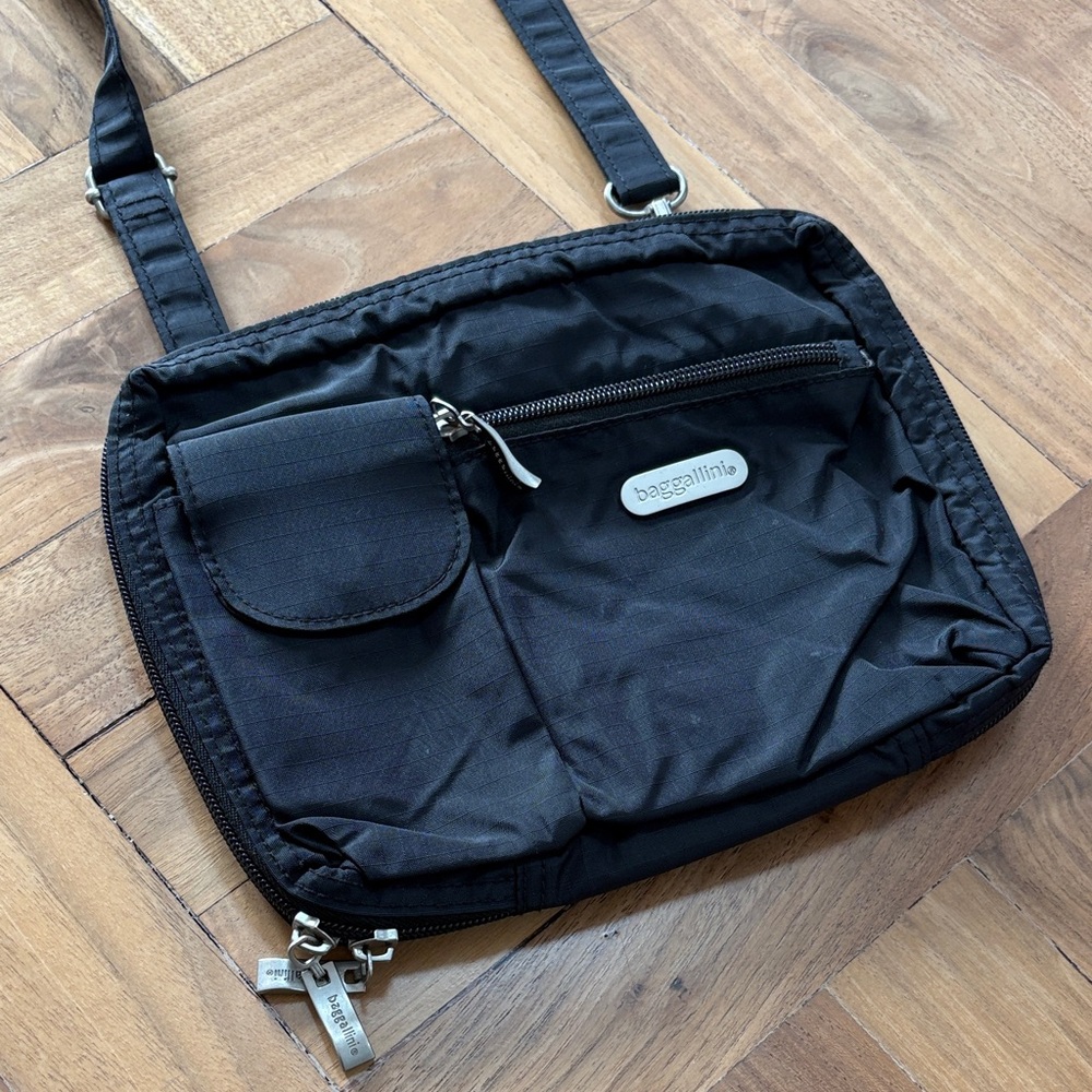 Baggallini Messenger Bag with many pockets and adjustable strap